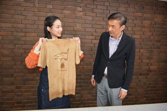 のんが、毎日新聞が推進してきたSDGs企画「MOTTAINAI」キャンペーンの一環で、コーヒーかすを使った「のこり染め」を体験しました。