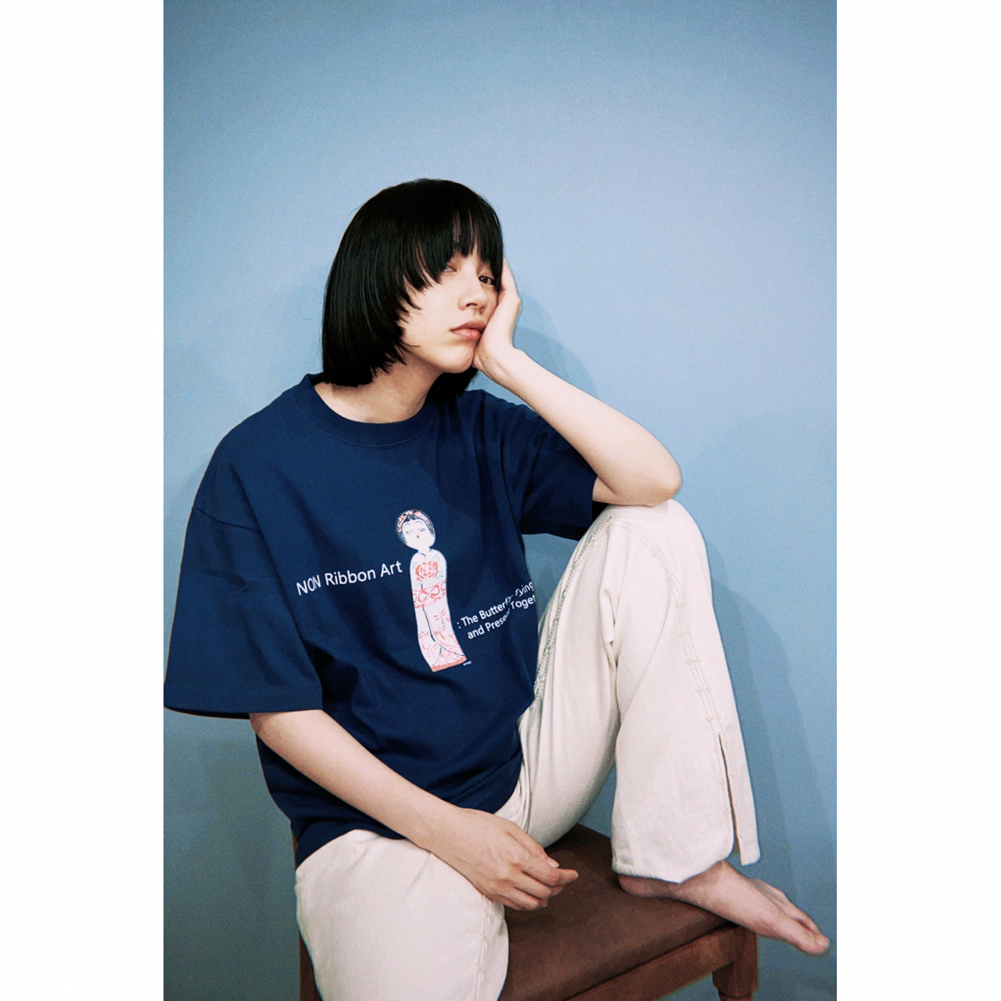 のんRibbon Art 昔といまを結ぶちょうちょ Tシャツ(ネイビー)